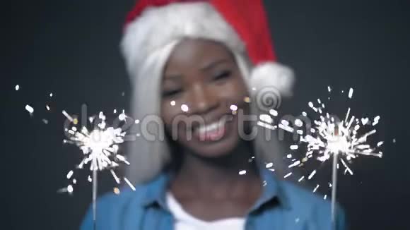 非洲性感女孩白发圣诞快乐视频的预览图