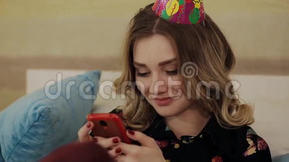 生日聚会上的快乐女孩读着留言视频的预览图