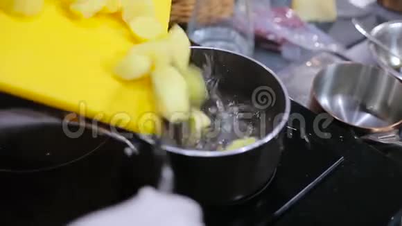 厨师把土豆倒入沸水中视频的预览图