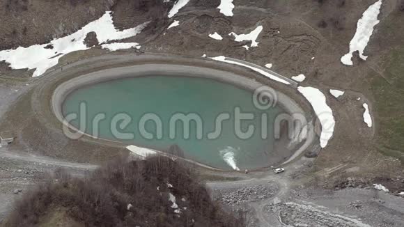 春天山上人工湖的俯视图视频的预览图