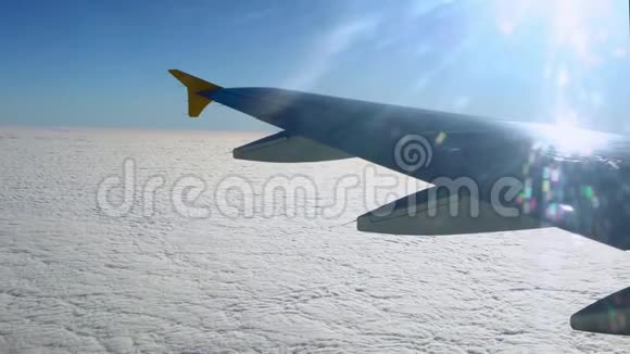 4K乘飞机旅行飞机机翼在飞行中美丽的天空奇妙的云彩视频的预览图