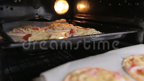 烤盘烤箱里的披萨是充电的视频的预览图