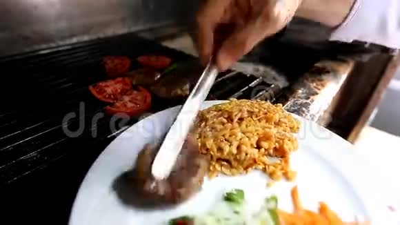 餐馆里的土耳其烤肉丸子视频的预览图