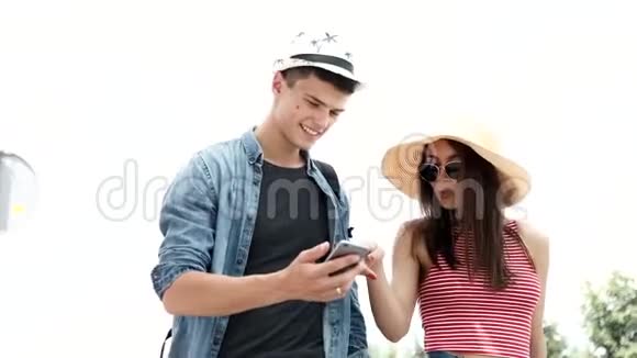 情侣用手机暑假旅游视频的预览图