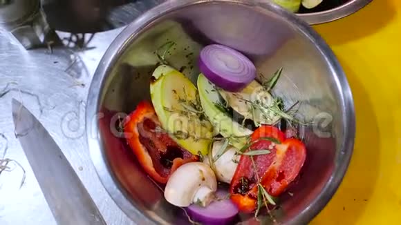 厨师做蔬菜腌料视频的预览图