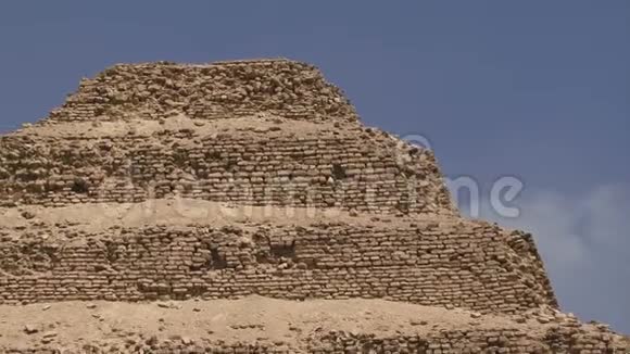 从埃及阶梯金字塔中缩小视频的预览图
