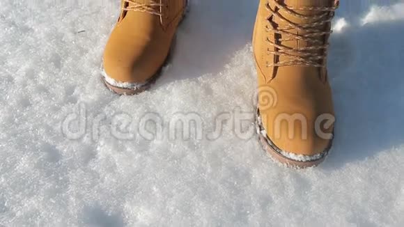 相机从下向上移动移除冬季靴子和羊毛袜的腿视频的预览图