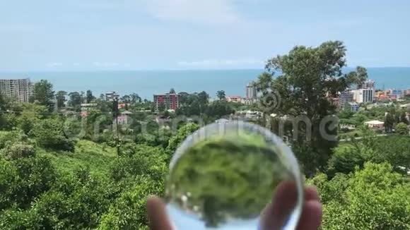 手持神奇水晶球越过美丽自然景观旅行理念视频的预览图