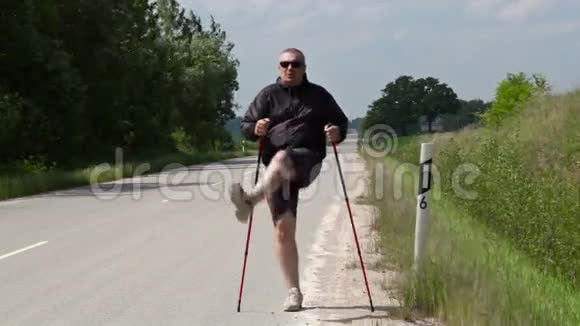 徒步旅行者用手杖在高速公路上热身视频的预览图
