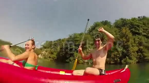 可爱的情侣在划独木舟时玩得开心视频的预览图