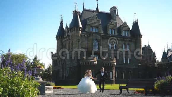 新娘和新郎在古堡附近奔跑视频的预览图