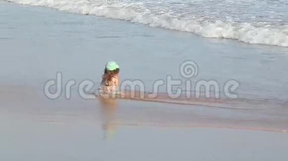 斯里兰卡Mirissa海滩上的小女孩视频的预览图