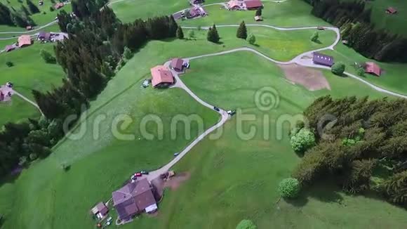 在阳光明媚的夏日山村录像在山上的村庄空中飞行视频的预览图