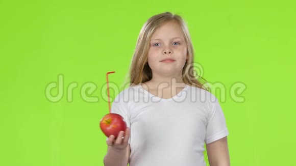 宝贝手里拿着一个苹果从它喝果汁绿色屏幕视频的预览图