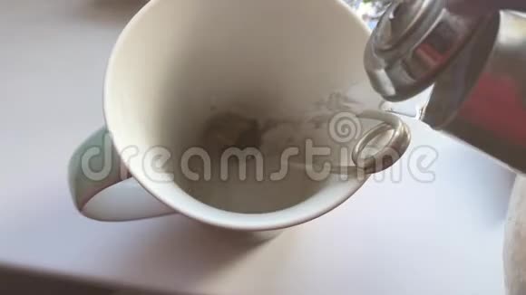 在一个杯子里倒入沸水冲泡茶视频的预览图