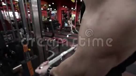 一个人在健身房锻炼身体视频的预览图