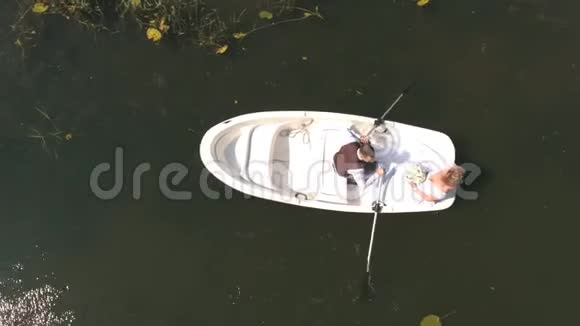 在湖上的一艘船上看到情侣的最佳景色视频的预览图