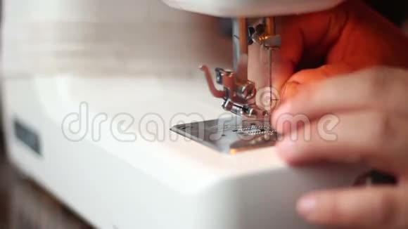 缝纫机上的针线视频的预览图