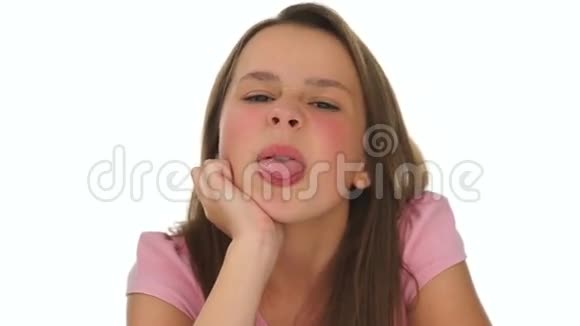 年轻女孩伸出舌头视频的预览图