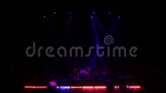 白色的光线在黑暗中交替地在舞台上闪现空的音乐会舞台视频的预览图