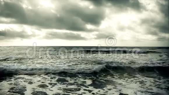 乌云密布的海滩上的海浪视频的预览图