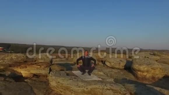 一个在岩石上从事中国体操的人空中飞行视频的预览图