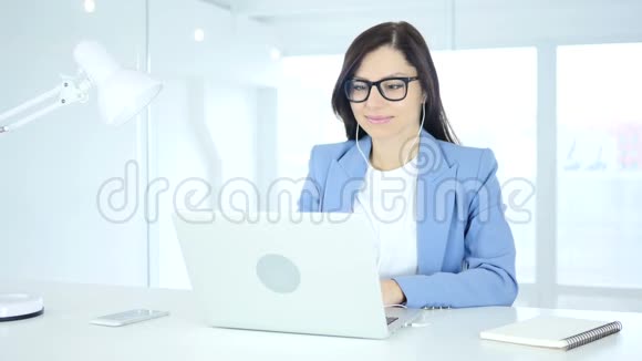 年轻的女商人忙着用笔记本电脑在线视频聊天视频的预览图