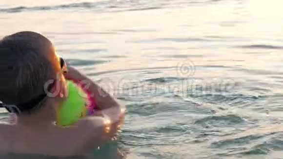 暑假的水上乐趣视频的预览图