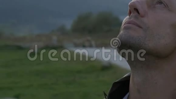 一个人在山上呼吸早晨的空气视频的预览图