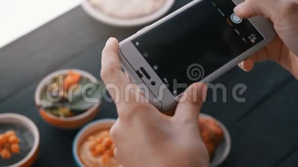 女性用智能手机拍摄印度食物的照片特写镜头4K视频的预览图