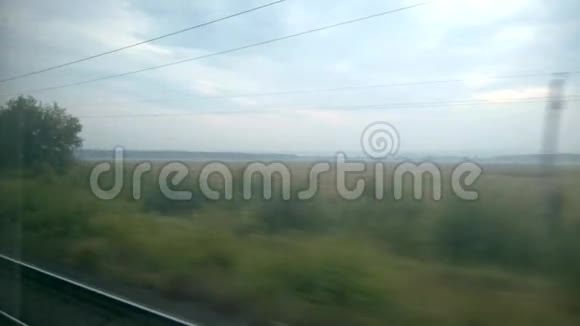 火车铁路火车车窗黄野绿树蓝天视频的预览图