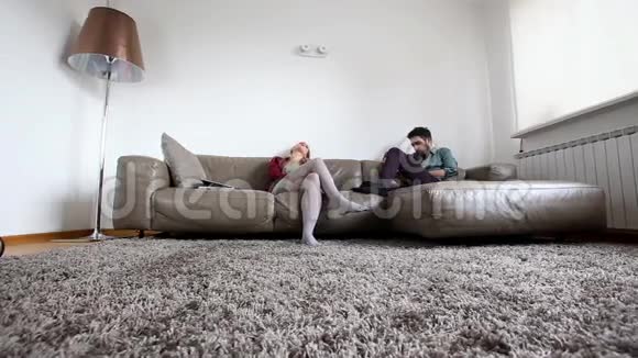在客厅沙发上跟踪一对夫妇视频的预览图