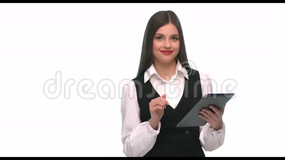 平板电脑上的女孩会看到收获增长率这是一种胜利视频的预览图