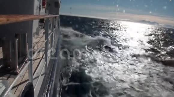 雪山上的浪花船的甲板视频的预览图