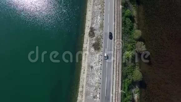汽车行驶在附近运动模糊显示快速移动的高速公路上的湖录像公路旅行的概念视频的预览图
