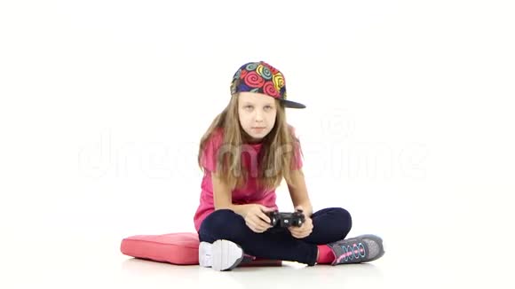 在白色背景下玩游戏机的青少年视频的预览图