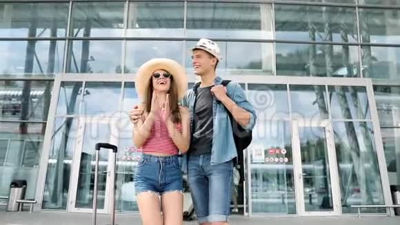 旅行快乐的情侣拥抱在机场旅行视频的预览图