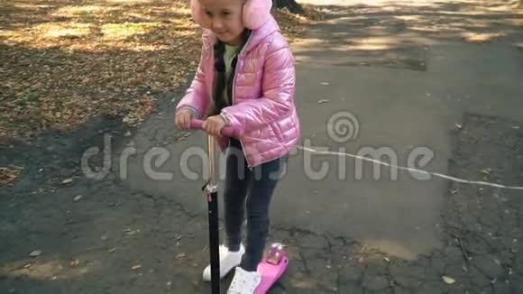 那个女孩正在骑滑板车视频的预览图