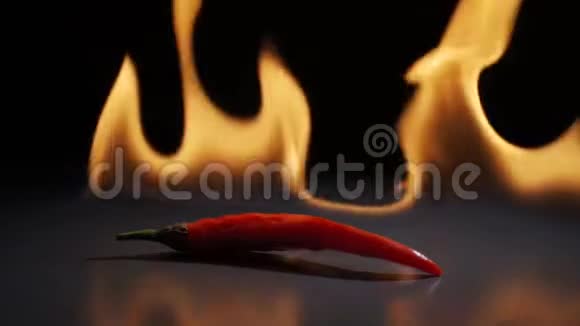 在黑色背景下燃烧的辣椒视频的预览图