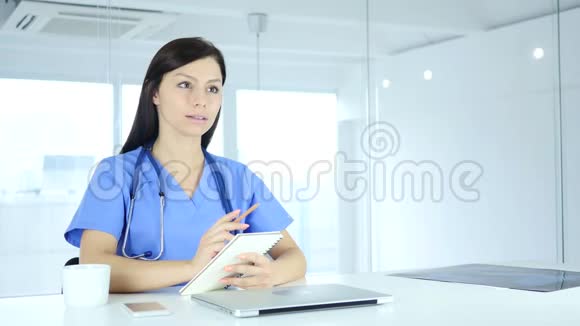 医生为病人写药坐在前面视频的预览图