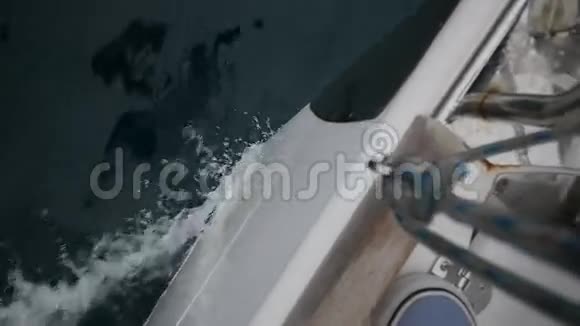 白色游艇的船头破浪前进上景视频的预览图
