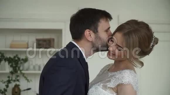 新郎新娘在漂亮的房间里接吻视频的预览图