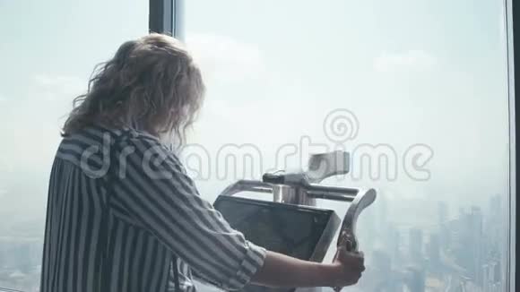 摩天大楼观景台上的女孩观光区视频的预览图