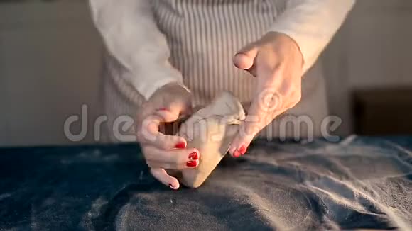 师傅在蓝色帆布布上揉出一块粘土扔了出去手工粘土模型视频的预览图