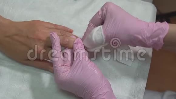 水疗中心手部护理按摩双手奶油为双手快关门1080p视频的预览图