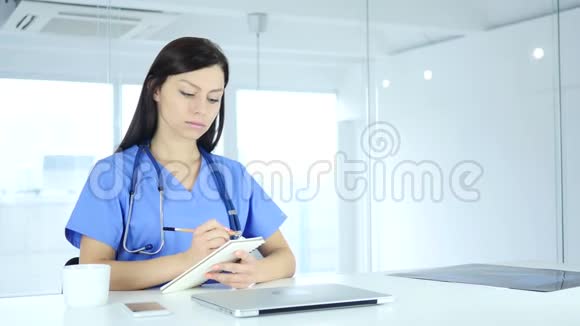 医生为病人写药坐在前面视频的预览图