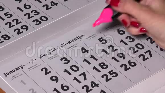 女性手下核心4个日历日与粉红色标记写自由日视频的预览图