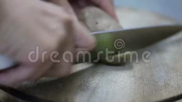 厨师在木板上切煮土豆视频的预览图