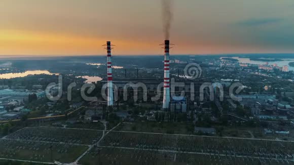 空中无人机镜头日落时分煤火电站视频的预览图