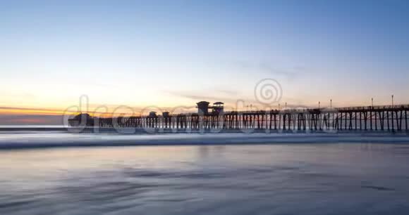 加州海滨码头在日落时视频的预览图